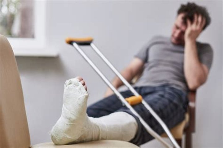 Are you held liable when you help an injured person in a traffic accident aceable?