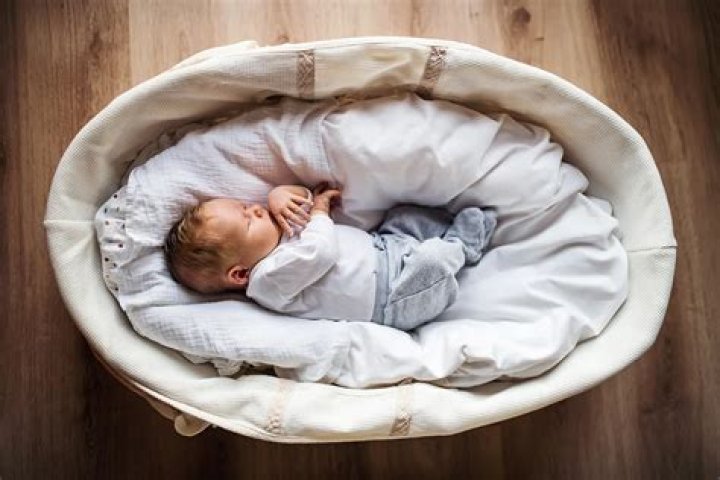 Can a baby sleep in a Moses basket on the floor?