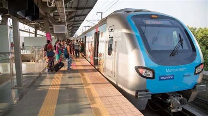How do I get from Mumbai domestic airport to Vile Parle railway station?