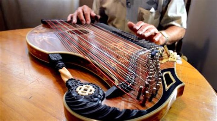 How is the zither played?