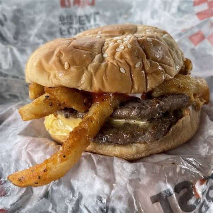 What all comes on a rally burger?