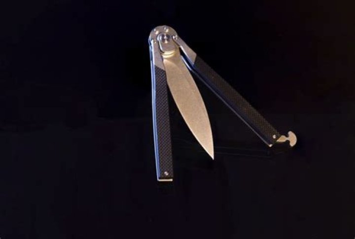 What makes a knife a switchblade?