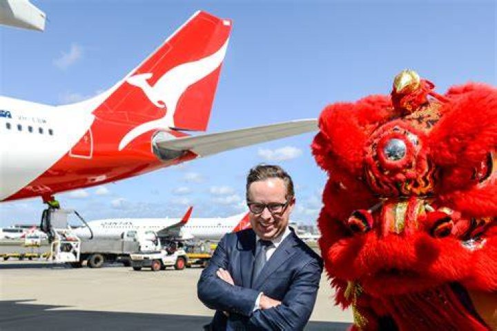 Which airlines fly to Norfolk Island?