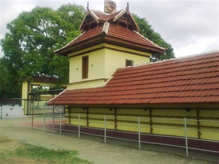 Which is the largest Grama Panchayath in Kerala?